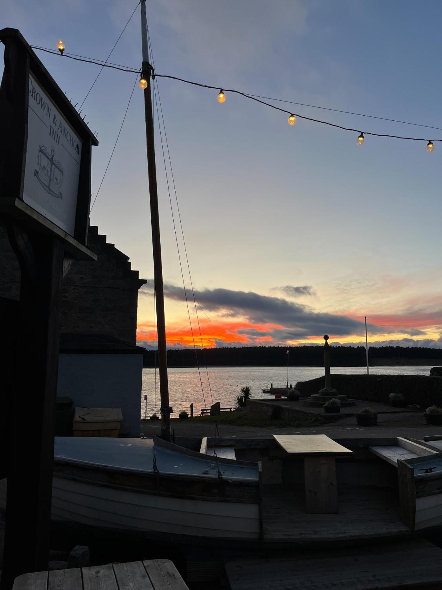 Crown And Anchor Hotel *