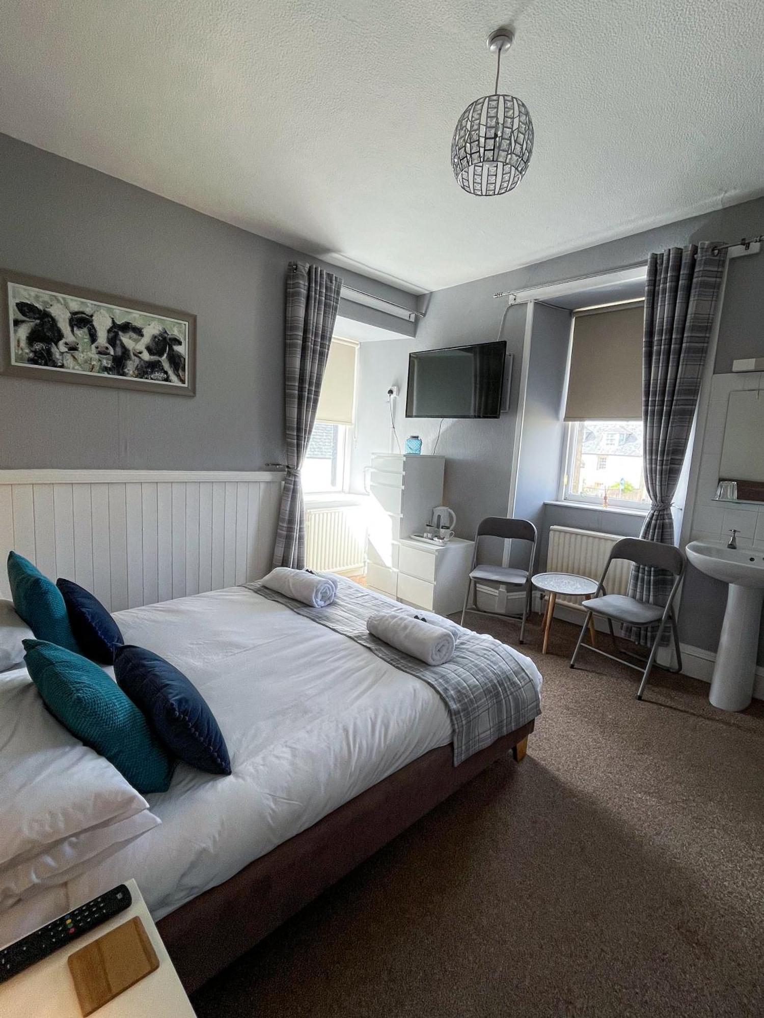 Crown And Anchor Hotel *