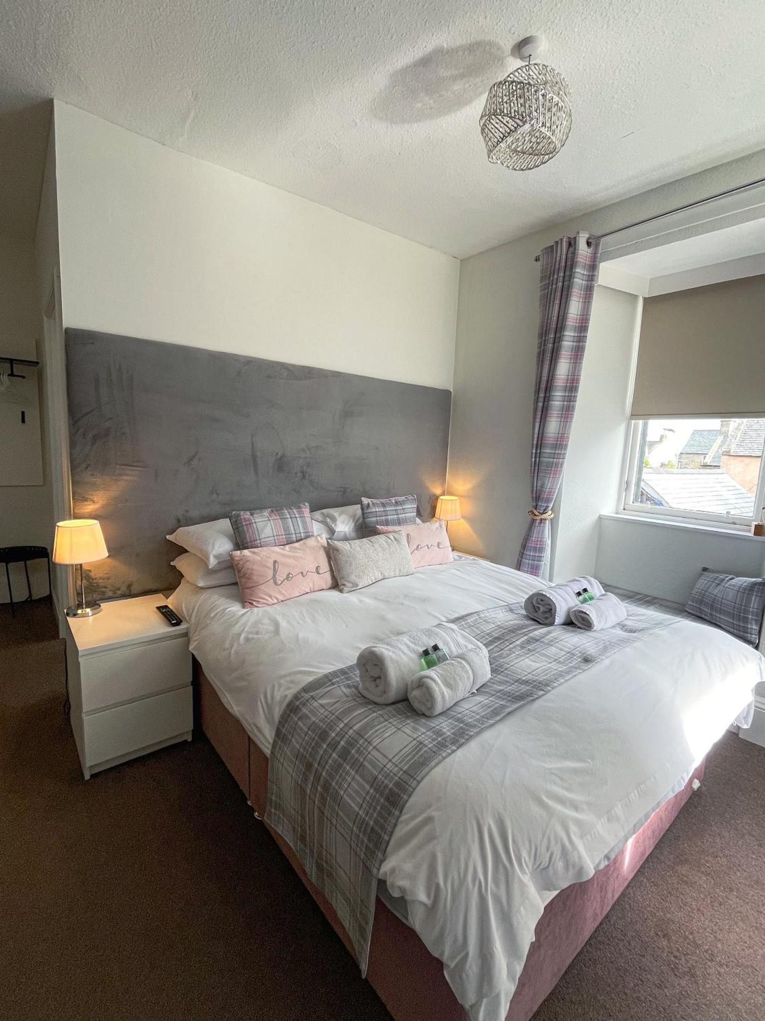 Crown And Anchor Hotel *